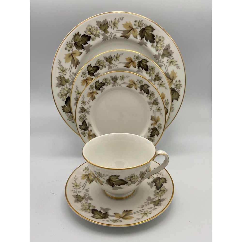 Royal Doulton Larchmont 5 Pc. Place Setting (s)‎ Dinner Salad Bread Plate Cup